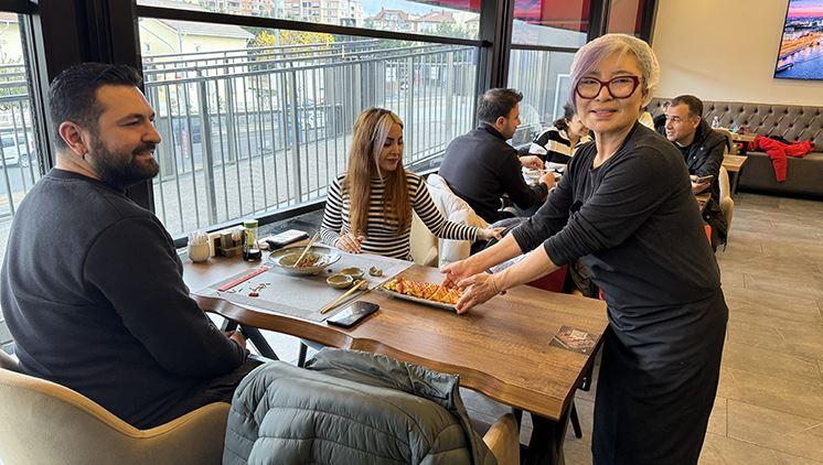 Çevresindekiler Kim Mi Gyeonga anne diyerek sesleniyor
