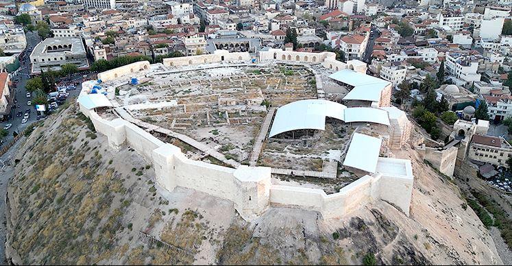 Kale eteklerinde ziyaretçileri engellemeyecek şekilde çalışmalara devam edileleceği duyuruldu