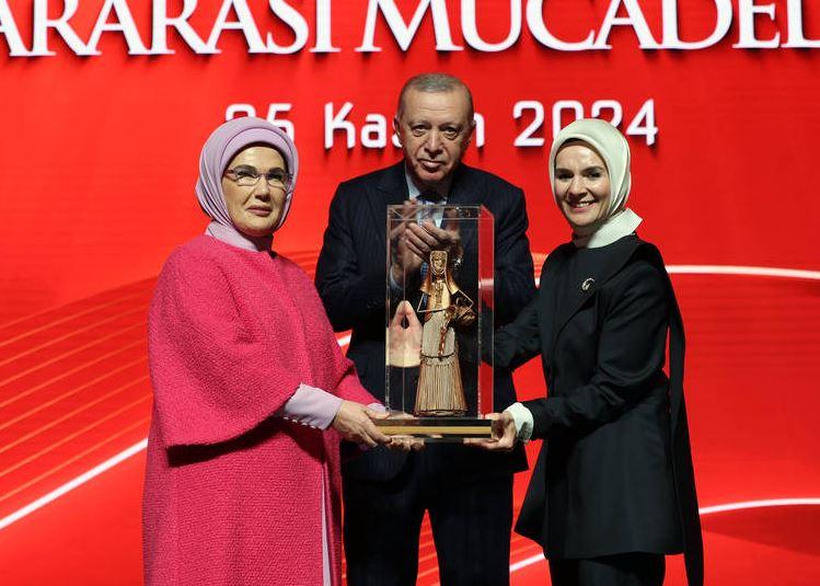 Bakan Göktaş program sonunda Cumhurbaşkanı Erdoğan ve Emine Erdoğana hediyelerini takdim etti