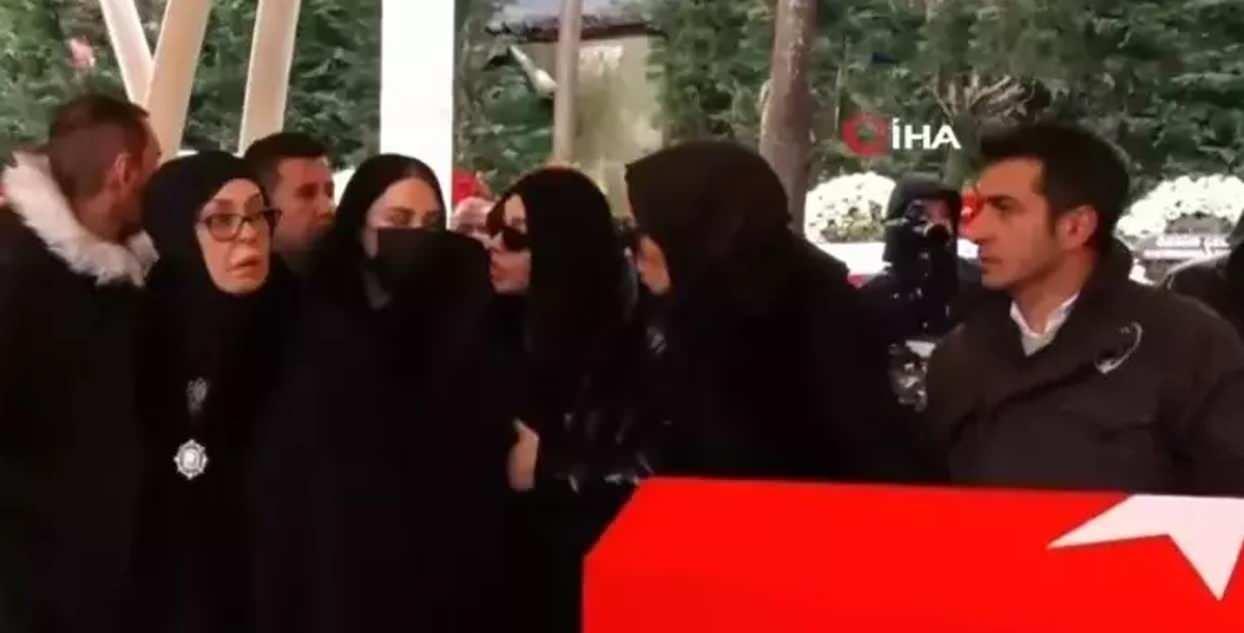 Ferdi Tayfurun cenaze töreninde kızı ve yeğeni arasında kriz çıktı