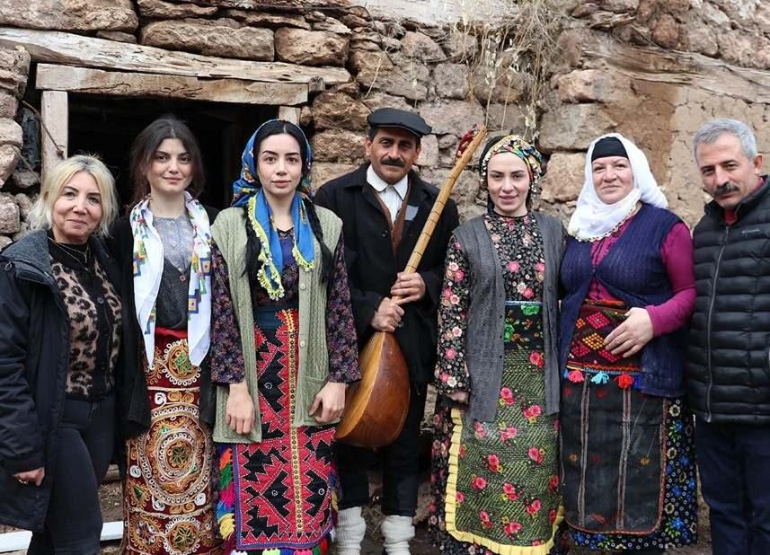 Aşık Veysel filminin kadrosunda yer alan oyuncular