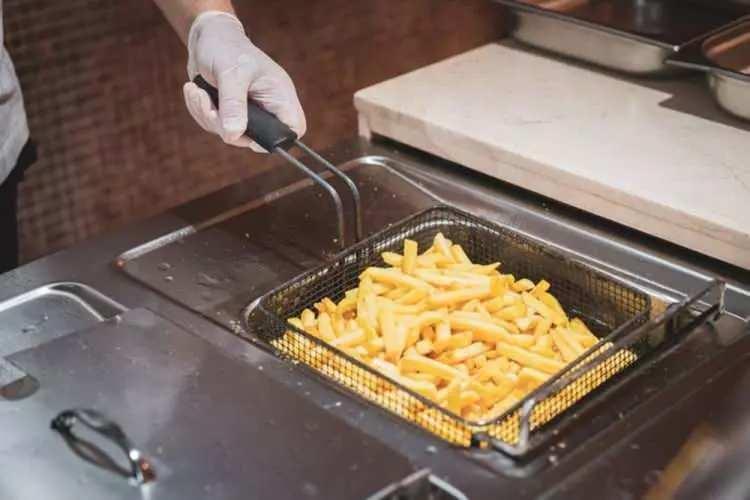 Fritözde patates kızartmak