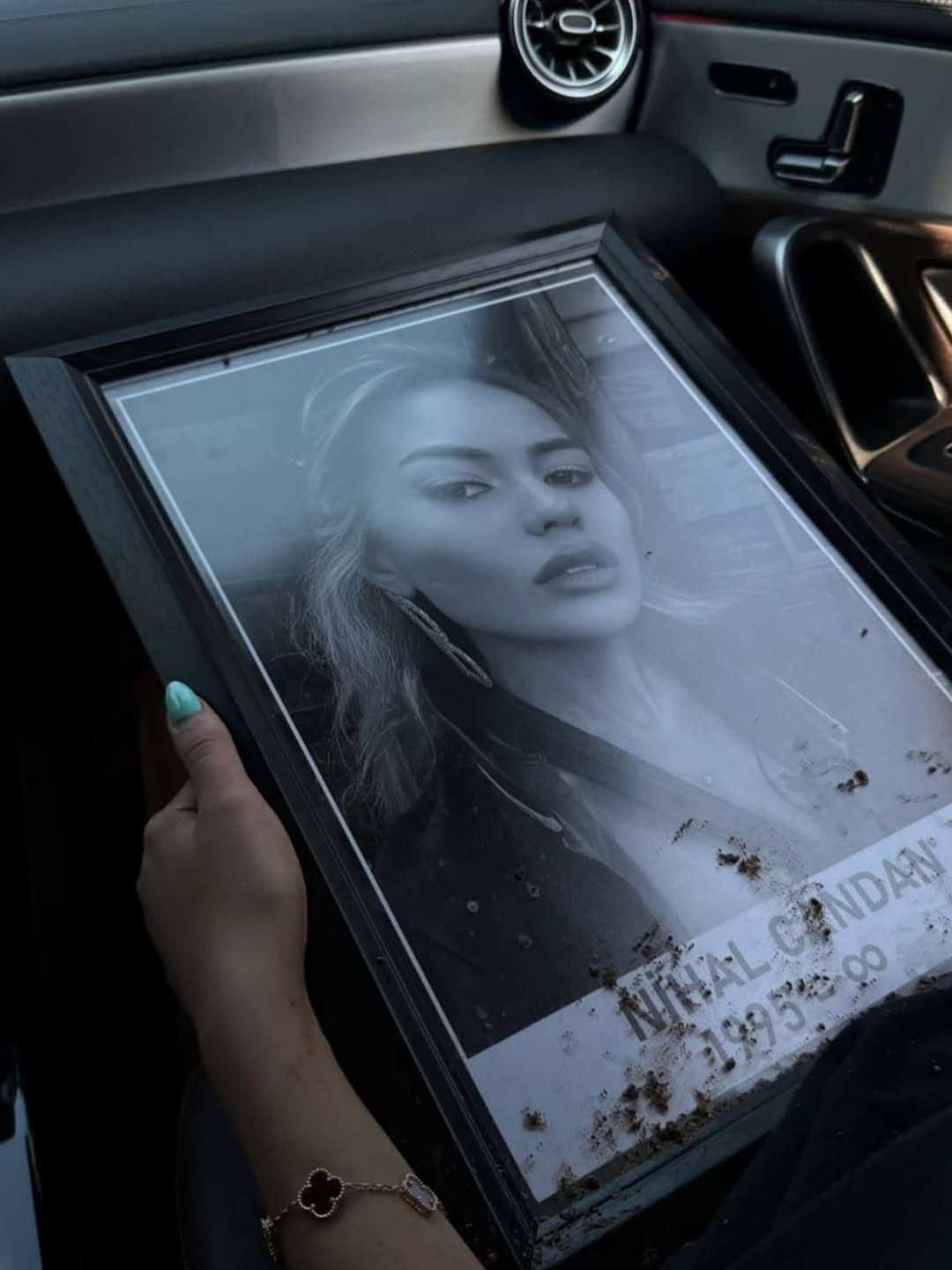 Söz konusu paylaşımda yer alan siyah-beyaz fotoğraf