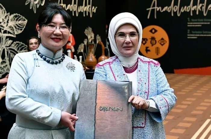 Emine Erdoğan Moğolistan Cumhurbaşkanının eşi Luvsandorj ile bir araya geldi