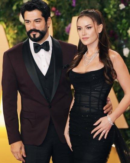 Fahriye Evcen Joy Awards töreninde siyah elbisesiyle göz kamaştırdı