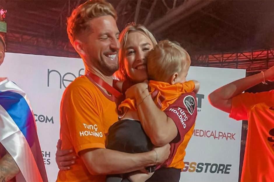 Dries Mertens ve eşi Katrin Kerkhofs oğulları Ciro ile beraber