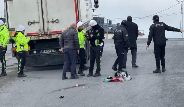 Arnavutköy'de korkunç kaza: Motor kurye kamyon altında kalarak öldü 