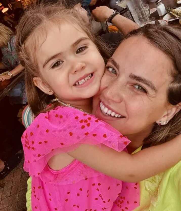 Ceyda Ateş ve kızı Talia