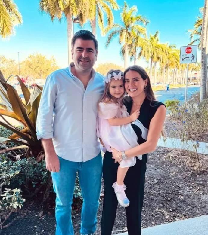 Ceyda Ateş ve eşi Buğra Toplusoy kızları Talia ile birlikte