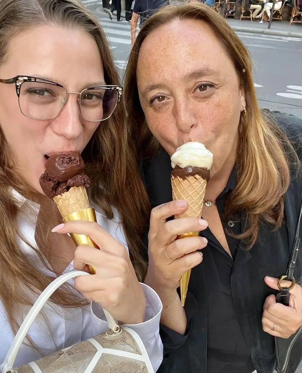 Serenay Sarıkaya ve Ayşe Barım