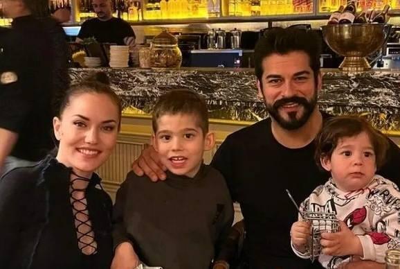 Fahriye Evcen ile eşi Burak Özçivit çocuklarıyla birlikte 