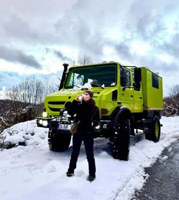 Fahriye Evcen sosyal medya hesabından kar pozu paylaştı