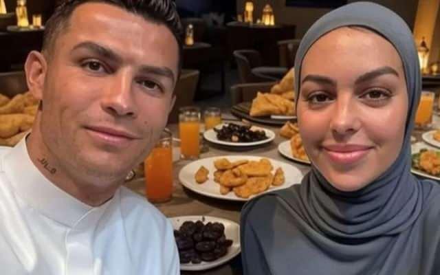 Kariyerini Suudi Arabistanda sürdüren Ronaldonun eşiyle birlikte Ramazan paylaşımı