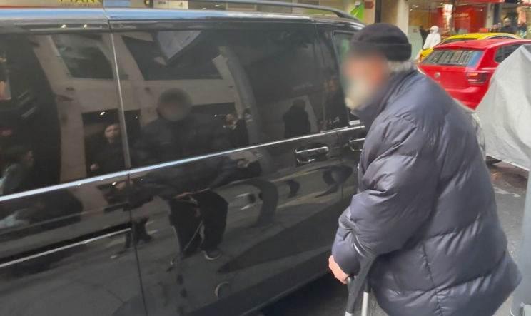 Cem Yılmazdan yardım isteyen yaşlı adam