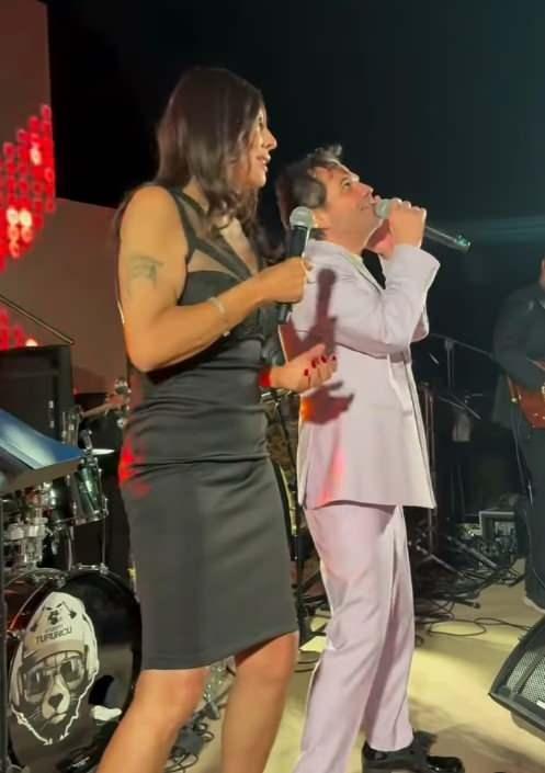Işın Karaca ve Kenan Doğulu sahnede şarkı söylerken