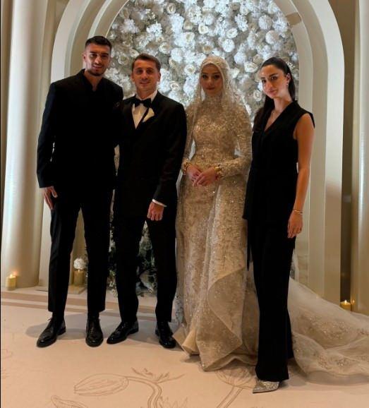 Kerem Aktürkoğlu ve Ceren Azak çifti misafirleriyle fotoğraf çekilirken