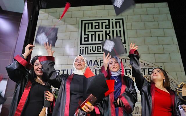 28 Şubat mağduru Aycan Özonay kızı Şevval ile birlikte üniversiteden mezun olmanın heyecanını yaşıyor
