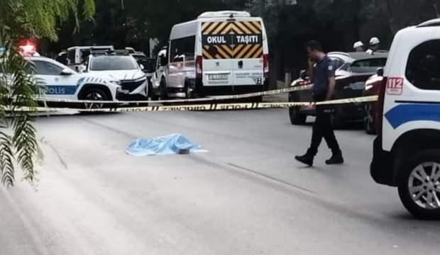 İzmir'de feci ölüm: Yola yatan kadının üzerinden 2 araba geçti