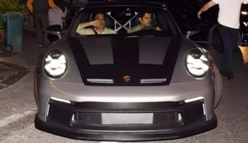 Burak Özçivit yeni aracıyla görüntülendi