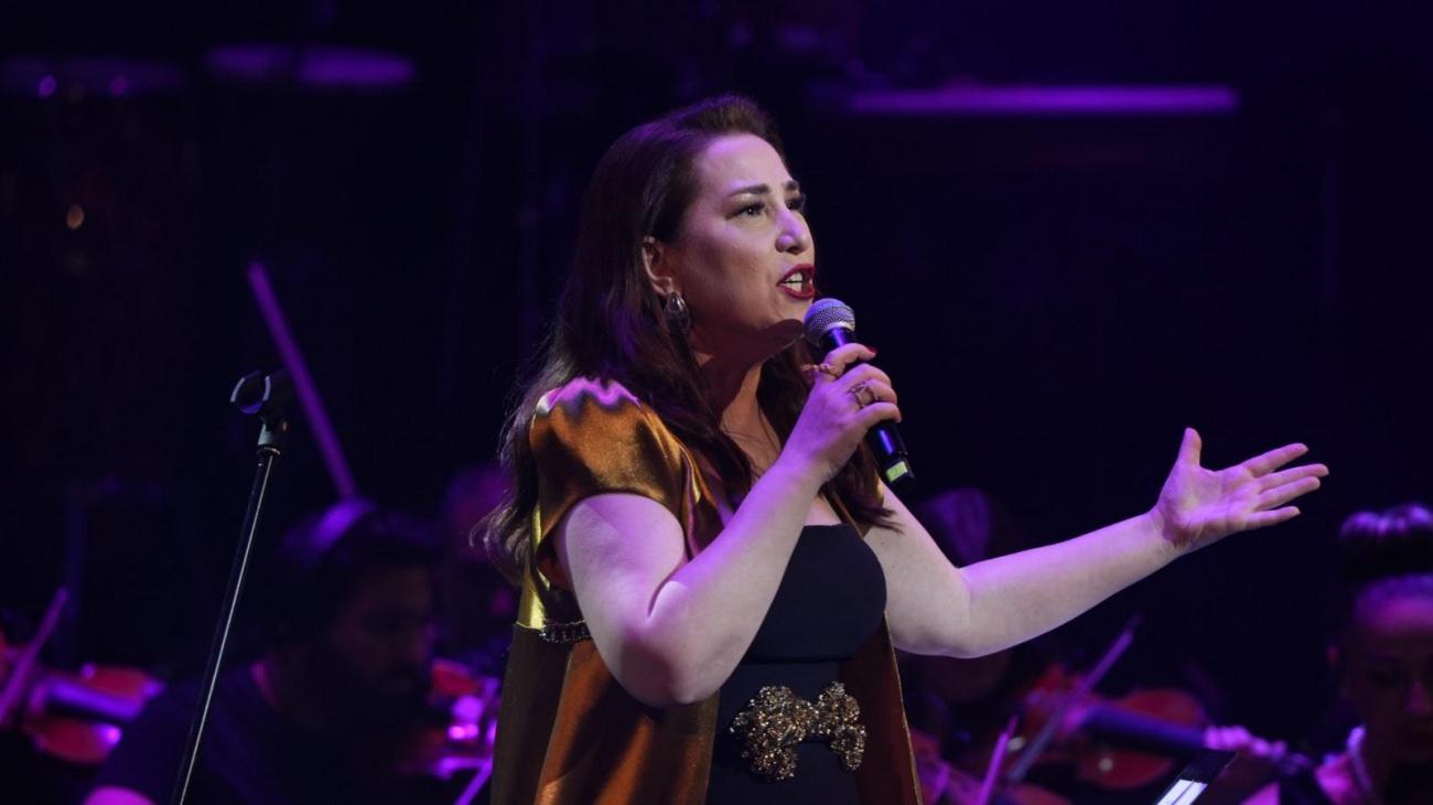 Beste Acar, Kayahan anma konserinde şarkı söylüyor