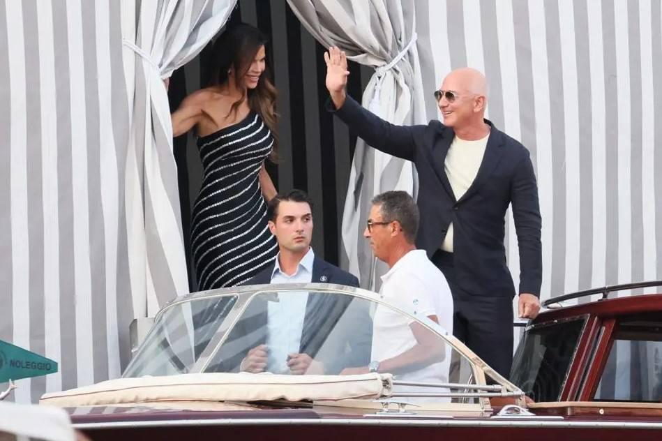 Jeff Bezos ve Lauren Sanchez bir su taksisine biniyor