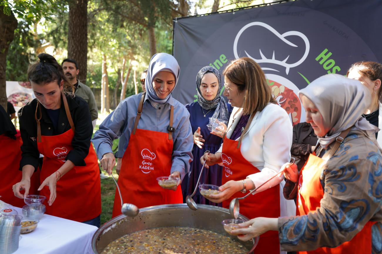 KADEM Mütevelli Heyet Başkanı Sümeyye Erdoğan Bayraktar, KADEM Yönetim Kurulu Başkanı Av Canan Sarı ve KADEM yöneticileri, kazan başında aşure dağıtarak bu kadim geleneğin önemine dikkat çekti