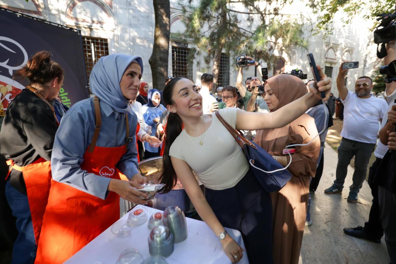 Sümeyye Erdoğan bir vatandaşla fotoğraf çekiliyor