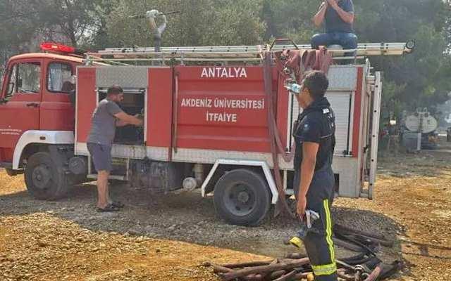 İtfaiye ekipleri yangına müdahale ediyor