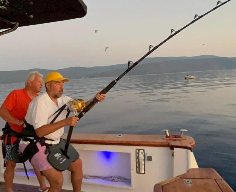 Ata Demirer balık tutuyor