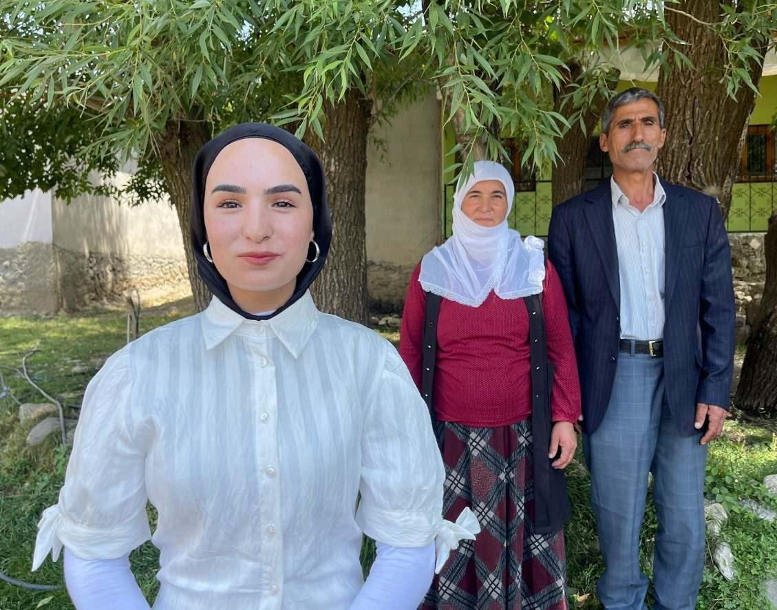Çimen Gülen annesi ve babasıyla birlikte