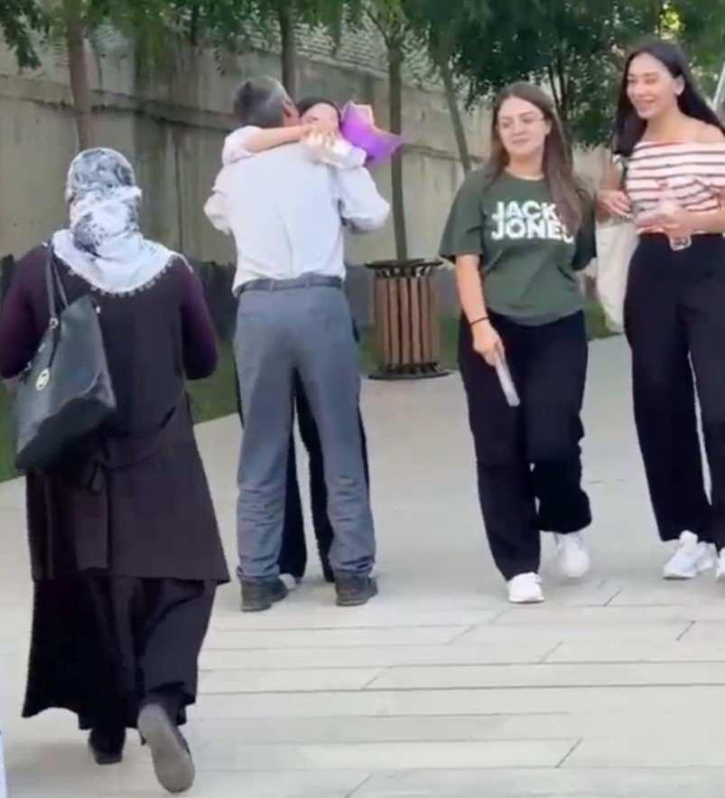 Çimen Gülen YKS çıkışı babası tarafından çiçeklerle karşılandı