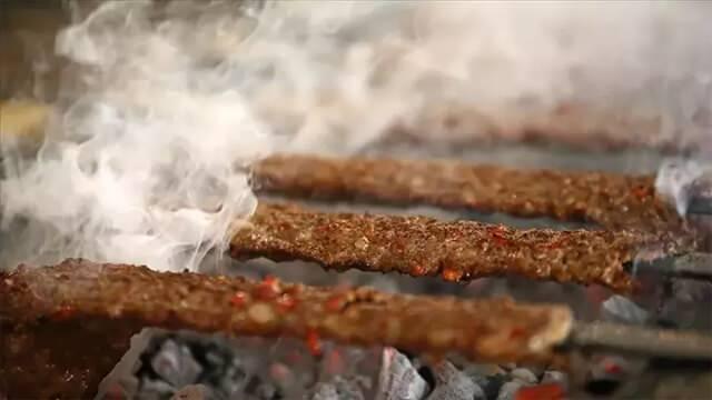Mangalda pişirilen Adana şişleri