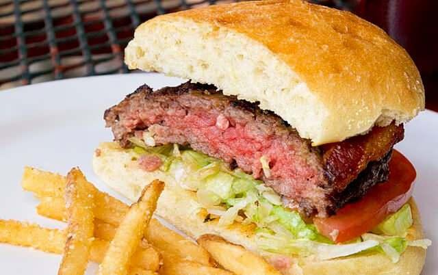 Köftesi az pişmiş bir hamburger