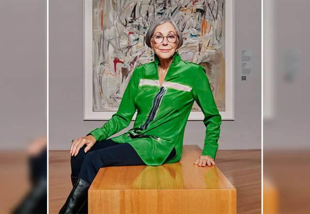 Alice Walton, bir tablonun önünde poz verirken
