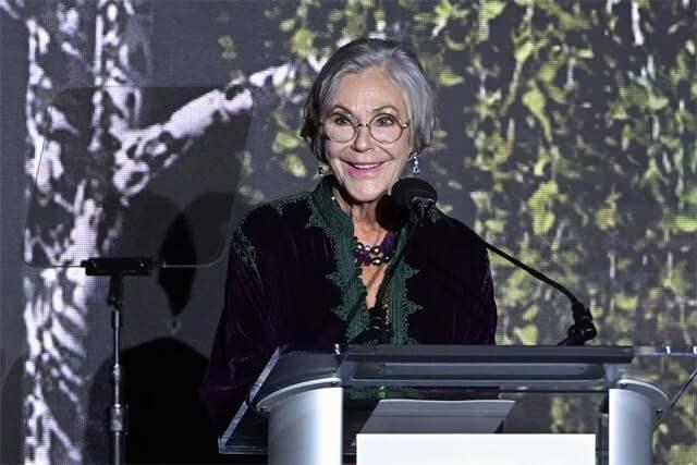 Alice Walton, kürsüde konuşma yaparken