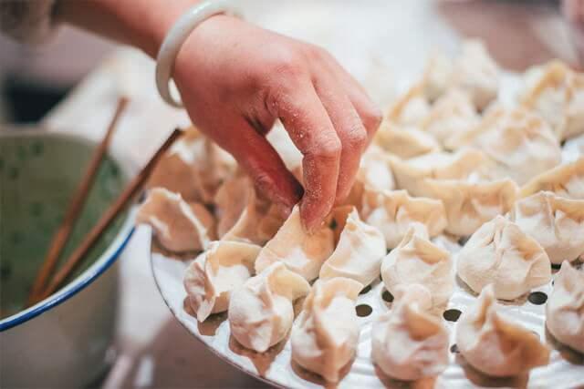 Jiaozi yapmak için içini doldurma ve katlama aşaması