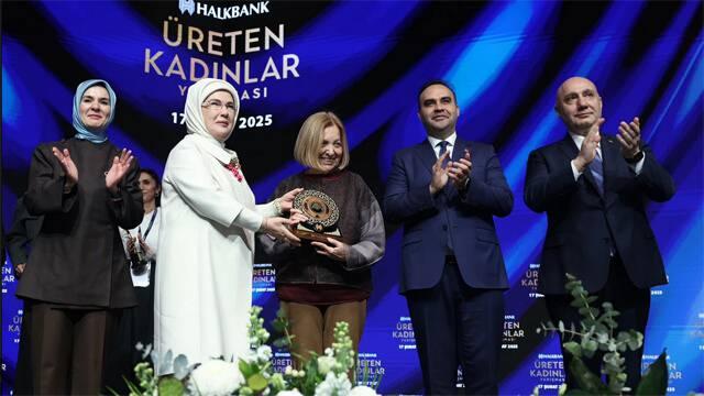 Emine Erdoğan, 2024 yılında yapılan Halkbank Üreten Kadınlar Yarışması kazananlarına ödül verirken