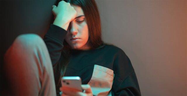 Telefon ile oynayan, bunalmış, depresif biri