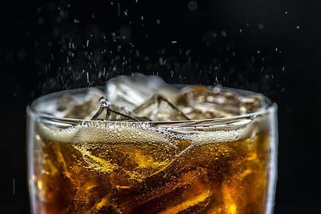 Buz dolu bir kola bardağı