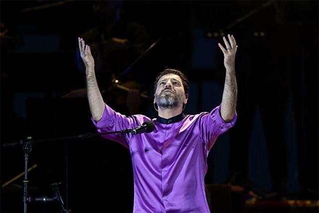 Sami Yusuf konser sırasında ellerini semaya kaldırıp dua ederken