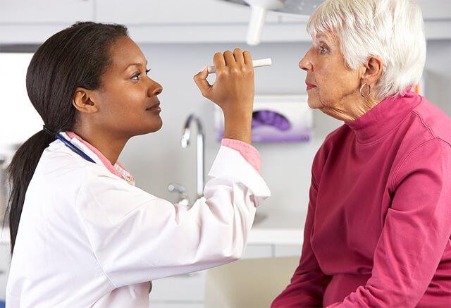 Göz kontrolü yapan bir doktor