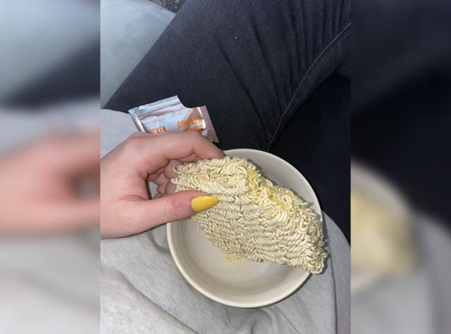 Rameni çiğ olrak yiyen bir kadın