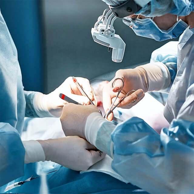 Boy kısaltma ameliyatı esnasında cerrahi operasyon yapan cerrahlar