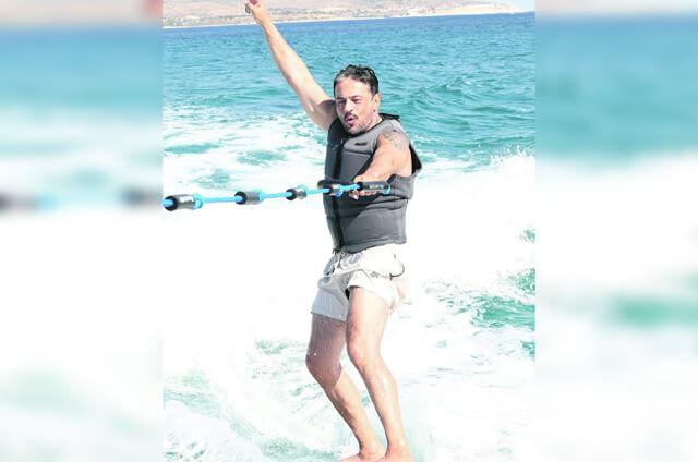 Emre Altuğ, tatilde su sporları yaparken çekilmiş bir kare