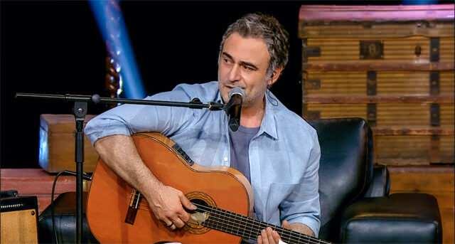 Kutsi, gitar çalıyor.