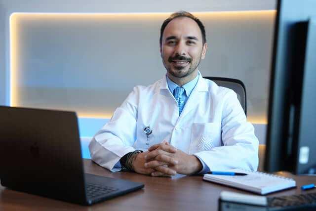  Medipol Acıbadem Bölge Hastanesi Plastik ve Rekonstrüktif Cerrahi Uzmanı Doç. Dr. Burak Özkan
