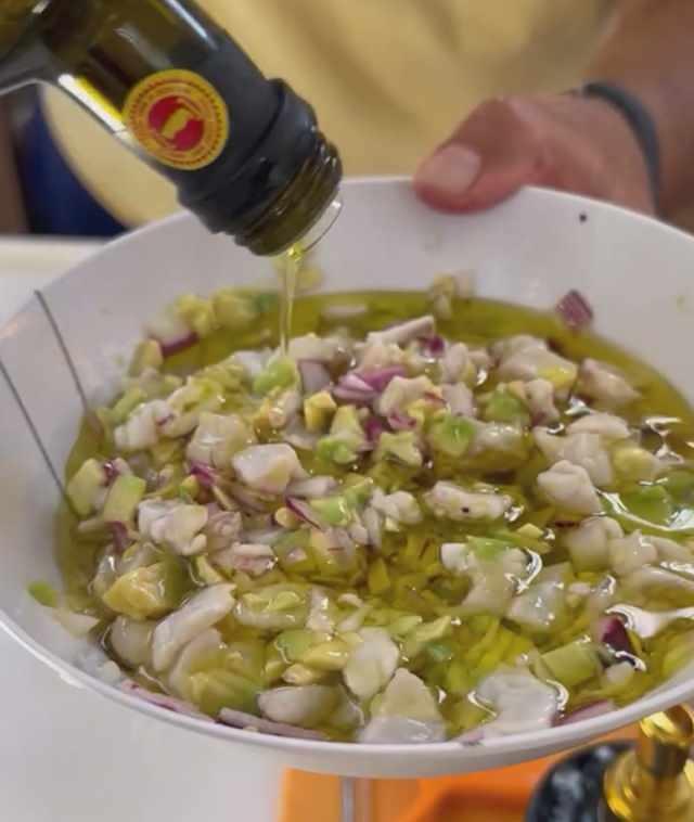 Ata Demirer, Cevicheye zeytnyağı eklerken alınmış bir ekran görüntüsü