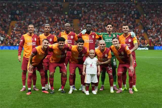 Minik Barış, Galatasaray maçında sahaya indi ve futbolcular ile anı fotoğrafı çekildi