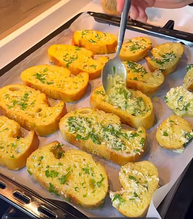 Fırında kaşarlı ve sucuklu yumurtalı ekmeğin yapım aşaması