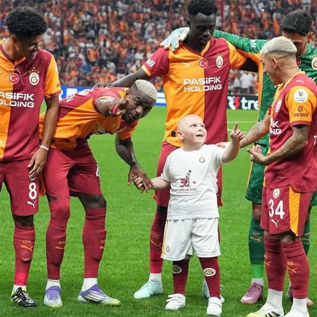 Minik Barış Galatasaraylı futbolcular ile